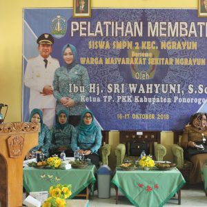 Pelatihan Membatik Siswa SMPN 2 Ngrayun Bersama Ibu Hj. Sri Wahyuni