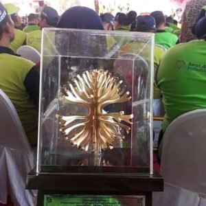 Penyerahan Piala Kalpataru Dari Gubernur Jawa Timur