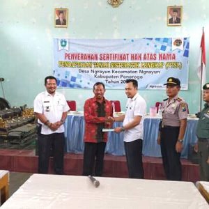 Penyerahan Sertifikat Tanah Program PTSL