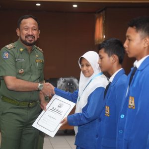 Penyerahan Penghargaan Siswa Prestasi