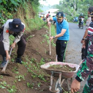 Tiga Pilar Kecamatan Ngrayun Melakukan kerja bakti