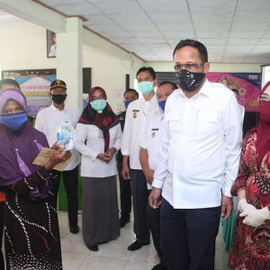 Penyerahkan Simbolis Bantuan Sosial Tunai (BST)
