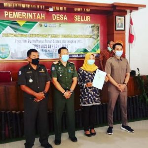 Penyerahan Sertifikat Tanah Program PTSL.