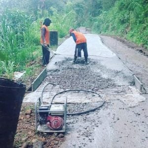 Pengecoran jalan di ruas Ngrayun – Baosan lor