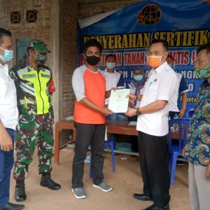 Penyerahan setifikat program PTSL
