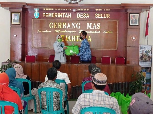 Penyerahan bantuan sembako