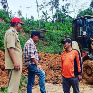 Kang Bupati tinjau longsor di Kecamatan Ngrayun