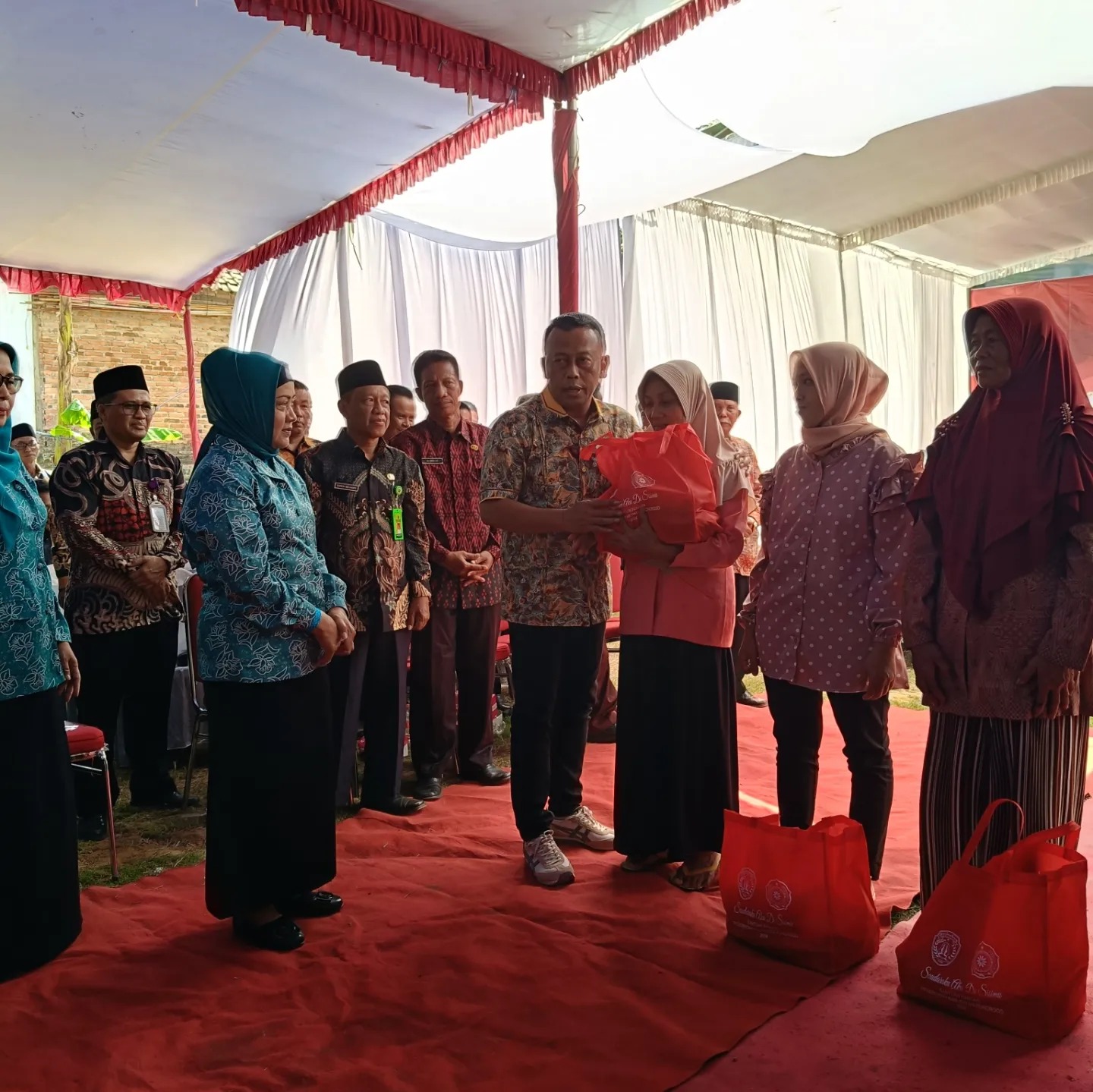 Penyerahan Bantuan Pangan dari TP-PKK Kabupaten Ponorogo