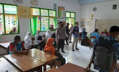 Vaksinasi Tenaga Pendidik Tingkat SD