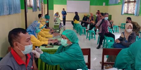 Vaksinasi Tenaga Pendidik Tingkat SLTP
